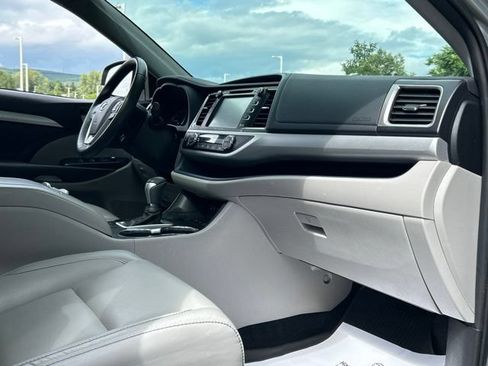 Used 2019 Toyota Highlander XLE AWD/4WD image 26