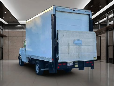 Used 2015 Chevrolet Express 3500 RWD image 2