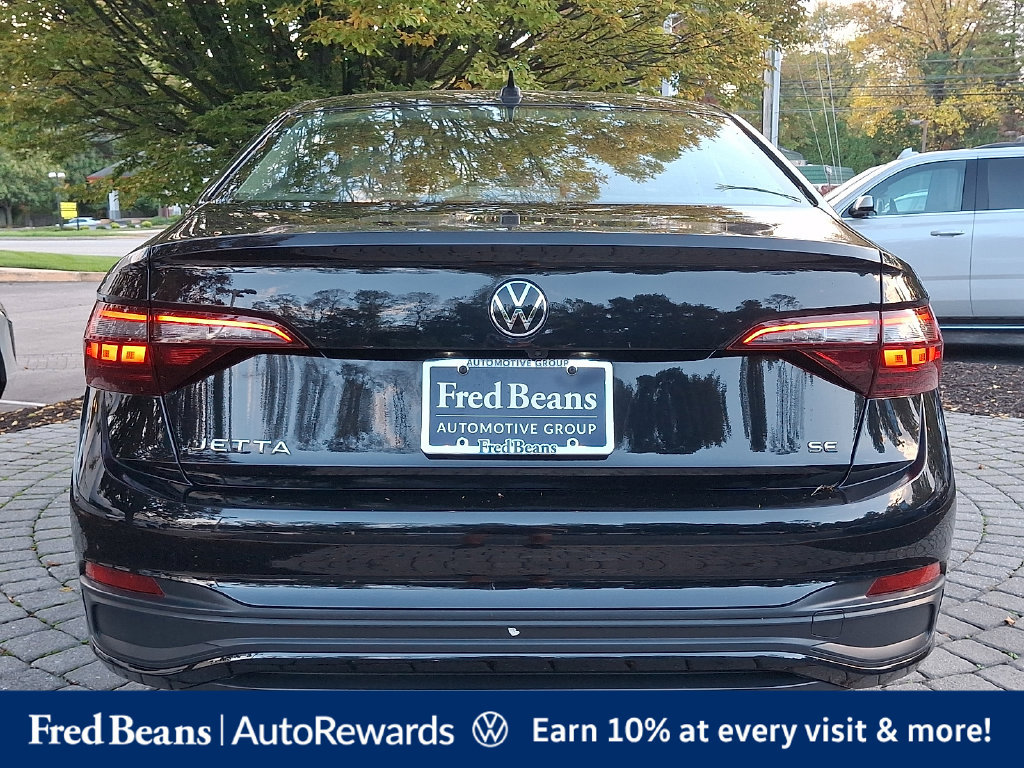 Certified 2022 Volkswagen Jetta SE w/ Panoramic Sunroof Package FWD image 6