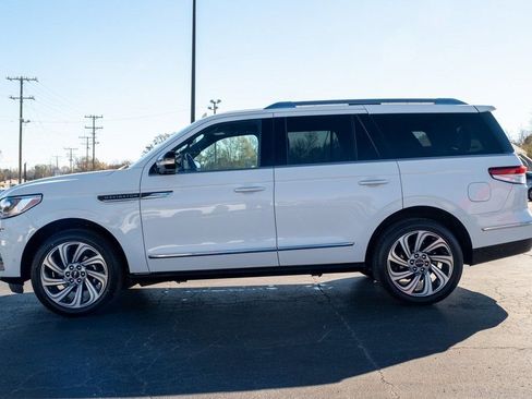 Used 2023 Lincoln Navigator Reserve image 4