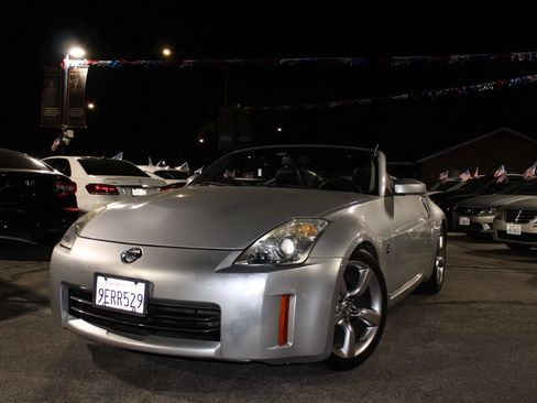 Used 2007 Nissan 350Z Touring RWD image 2