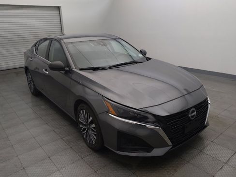 Used 2025 Nissan Altima 2.5 SV FWD image 13