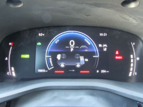 Used 2025 Toyota Camry SE FWD image 16