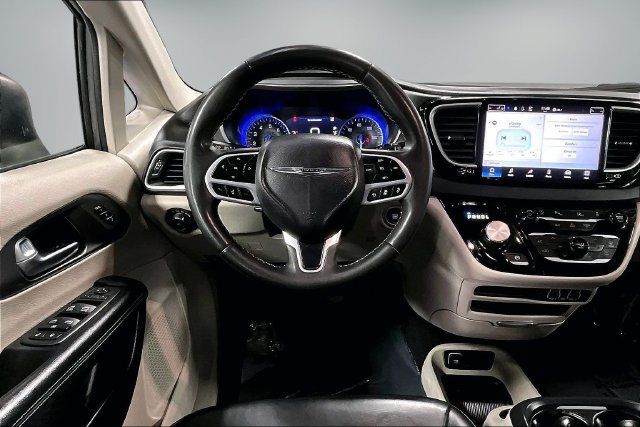 Used 2023 Chrysler Pacifica Touring-L FWD image 9