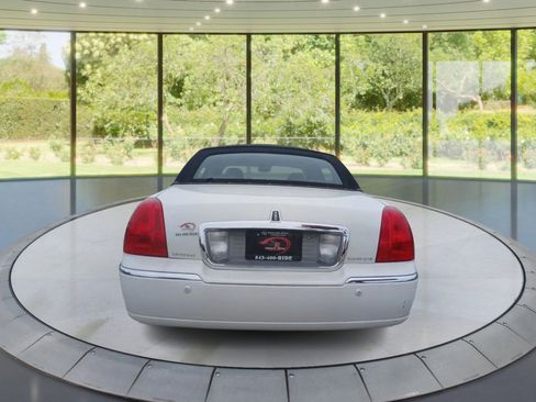Used 2003 Lincoln Town Car Signature image 6