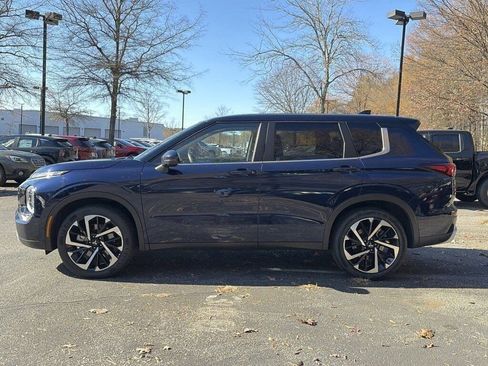 Used 2024 Mitsubishi Outlander SE image 2