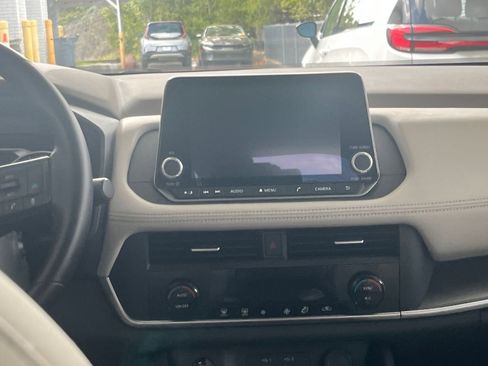 Used 2025 Nissan Rogue SV image 17