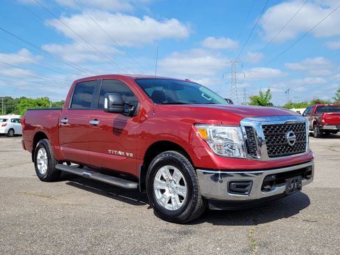 Used 2018 Nissan Titan SV w/ SV Convenience Package AWD/4WD image 2