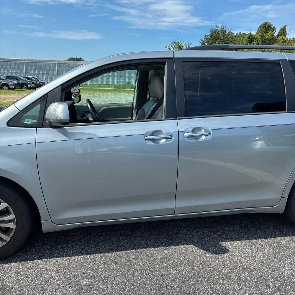 Used 2015 Toyota Sienna XLE FWD image 4