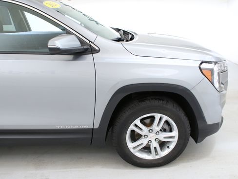 Used 2024 GMC Terrain SLE w/ Driver Convenience Package AWD/4WD image 11