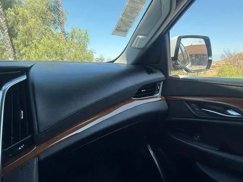 Used 2018 Cadillac Escalade ESV Premium Luxury RWD image 31