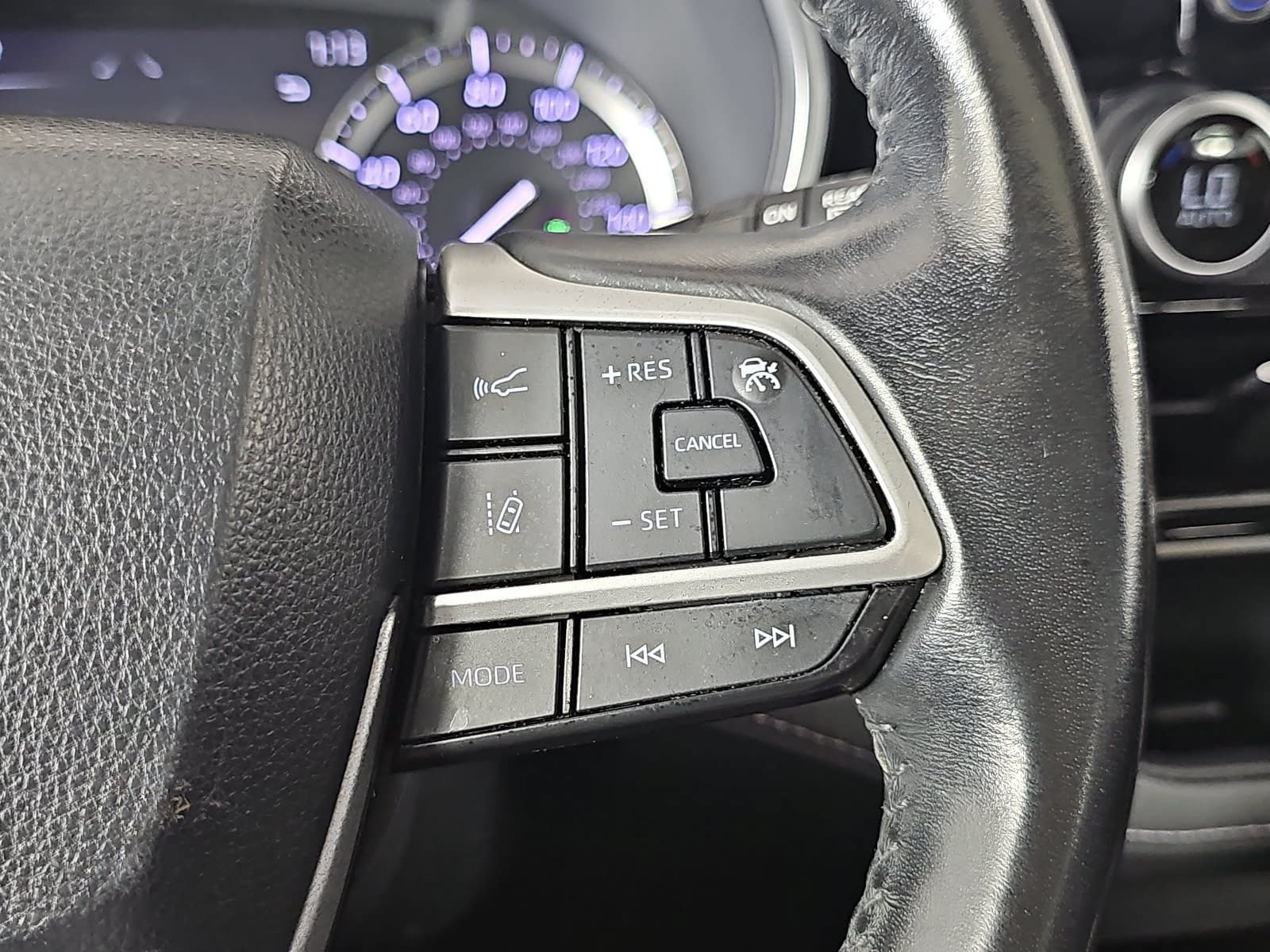 Used 2022 Toyota Highlander XLE FWD image 18