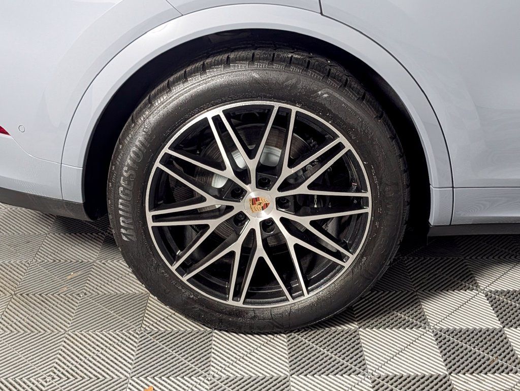 New 2026 Porsche Cayenne Coupe AWD/4WD image 13