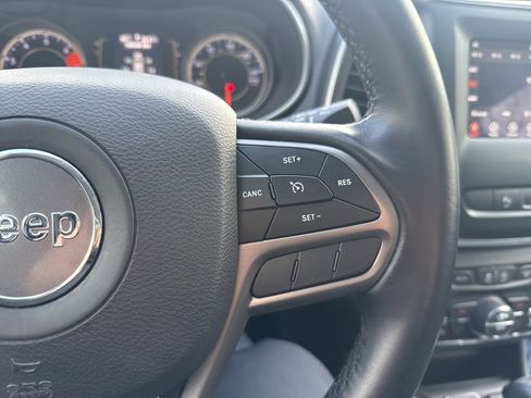 Used 2019 Jeep Cherokee Latitude Plus w/ Comfort/Convenience Group image 18