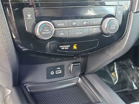 Used 2018 Nissan Rogue SV image 17