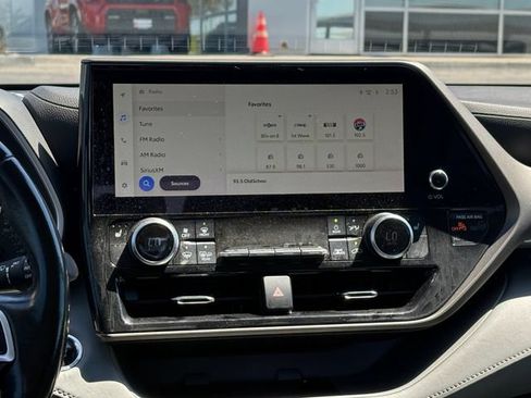 Used 2023 Toyota Highlander XLE FWD image 18