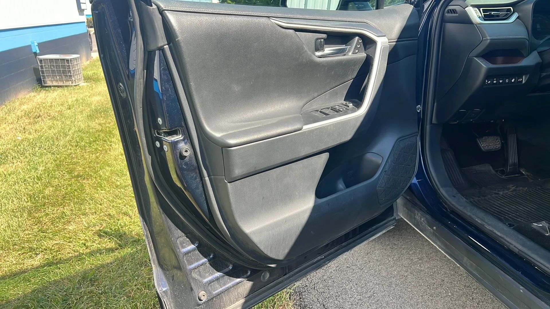 Used 2019 Toyota RAV4 Limited w/ Advanced Technology Package AWD/4WD image 9