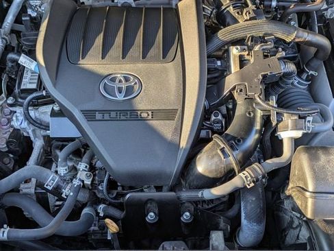 Used 2024 Toyota Highlander XLE image 29