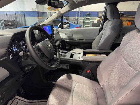 Used 2026 Toyota Sienna LE FWD image 23