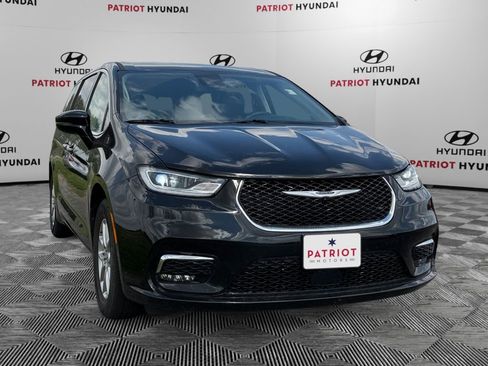 Used 2024 Chrysler Pacifica Touring-L FWD image 1