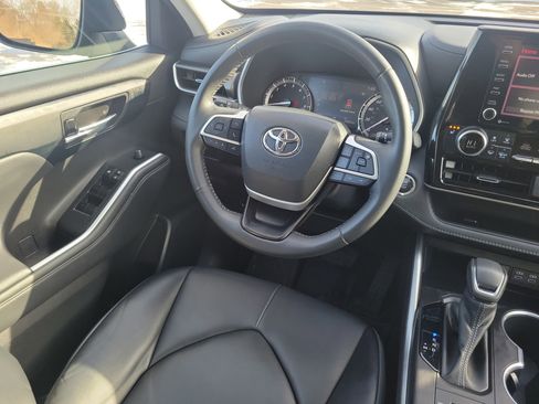 Used 2022 Toyota Highlander XLE image 12
