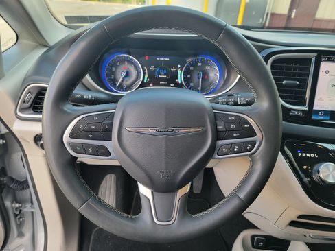 Used 2023 Chrysler Pacifica Touring-L FWD image 20