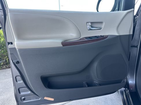 Used 2014 Toyota Sienna XLE w/ Entertainment Package image 10