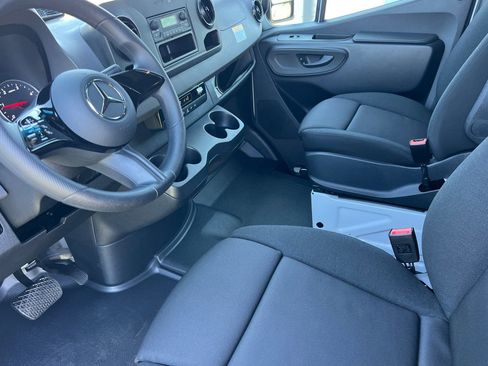Used 2025 Mercedes-Benz Sprinter 2500 image 12