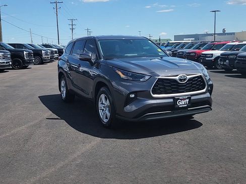 Used 2022 Toyota Highlander LE AWD/4WD image 4