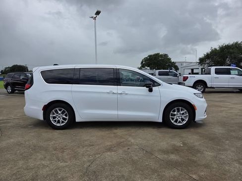 Used 2025 Chrysler Pacifica Select FWD image 25
