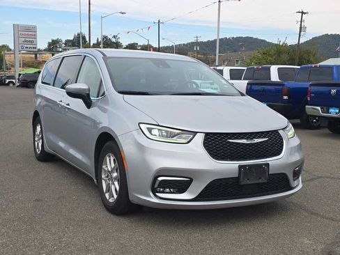 Used 2023 Chrysler Pacifica Touring-L FWD image 18