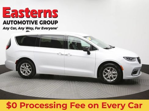 Used 2024 Chrysler Pacifica Touring-L FWD image 48