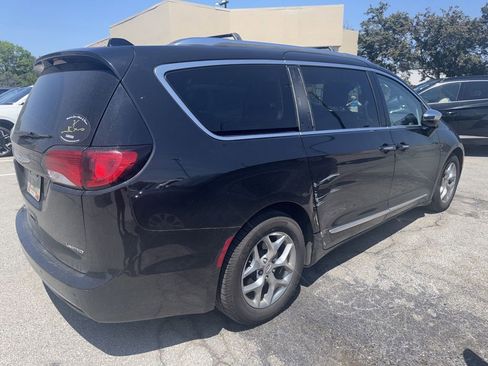 Used 2018 Chrysler Pacifica Limited FWD image 3