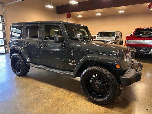 Used 2018 Jeep Wrangler Unlimited Sahara w/ Connectivity Group AWD/4WD image 1
