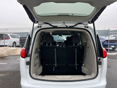 Used 2023 Chrysler Voyager LX image 33