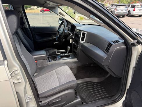 Used 2010 Jeep Grand Cherokee Laredo AWD/4WD image 8