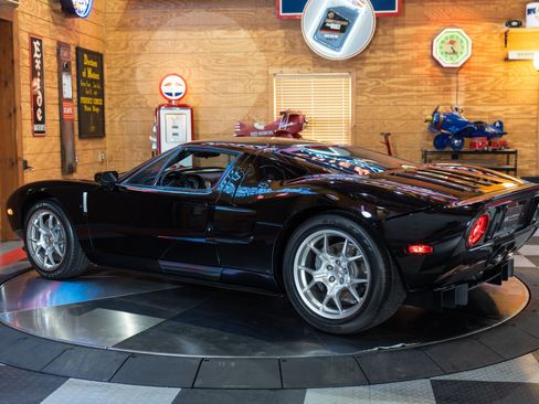 Used 2006 Ford GT RWD image 9