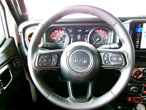 Used 2025 Jeep Gladiator Mojave w/ Safety Group AWD/4WD image 11