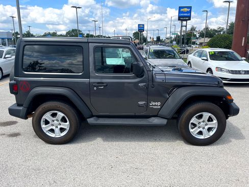 Used 2018 Jeep Wrangler Sport image 6