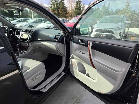 Used 2013 Toyota Highlander Limited image 10