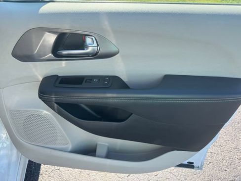 Certified 2024 Chrysler Pacifica Touring-L FWD image 13
