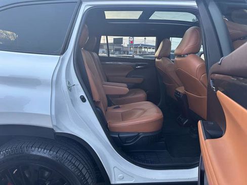 Used 2021 Toyota Highlander Platinum image 18