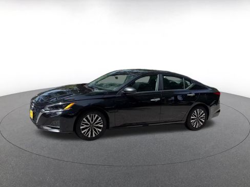 Used 2025 Nissan Altima 2.5 SV FWD image 6