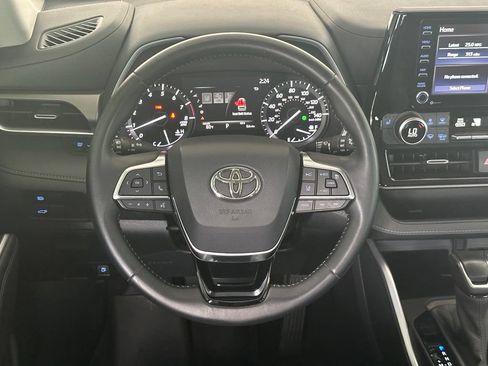Used 2020 Toyota Highlander XLE FWD image 16