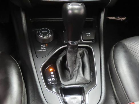 Used 2022 Jeep Cherokee Limited AWD/4WD image 8