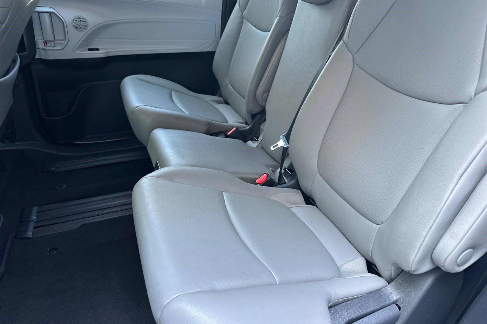 Used 2026 Toyota Sienna XLE FWD image 25