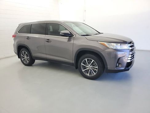 Used 2019 Toyota Highlander XLE image 4
