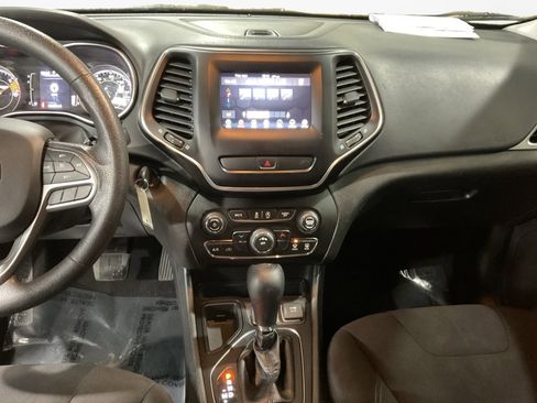 Used 2019 Jeep Cherokee Latitude w/ Popular Appearance Group image 11