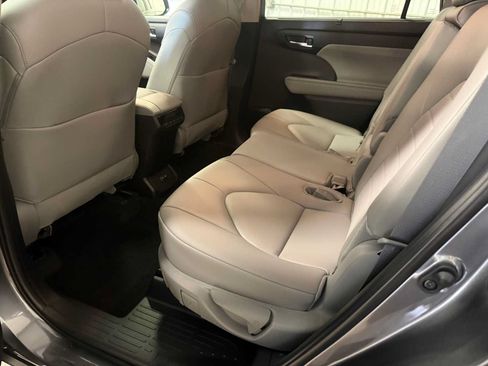 Certified 2024 Toyota Highlander XLE AWD/4WD image 23