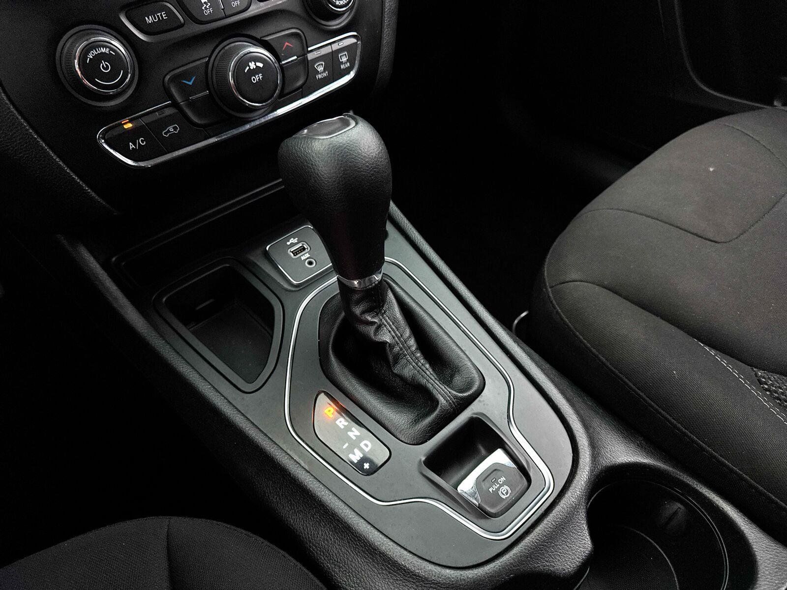 Used 2019 Jeep Cherokee Latitude w/ Popular Appearance Group FWD image 24